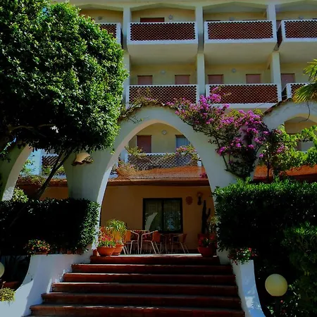 فندق Punta Faro 2*